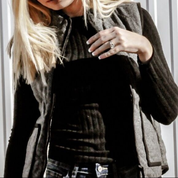 Quilted Herringbone Vest Lined With Faux Sherpa - Picture 6 of 12